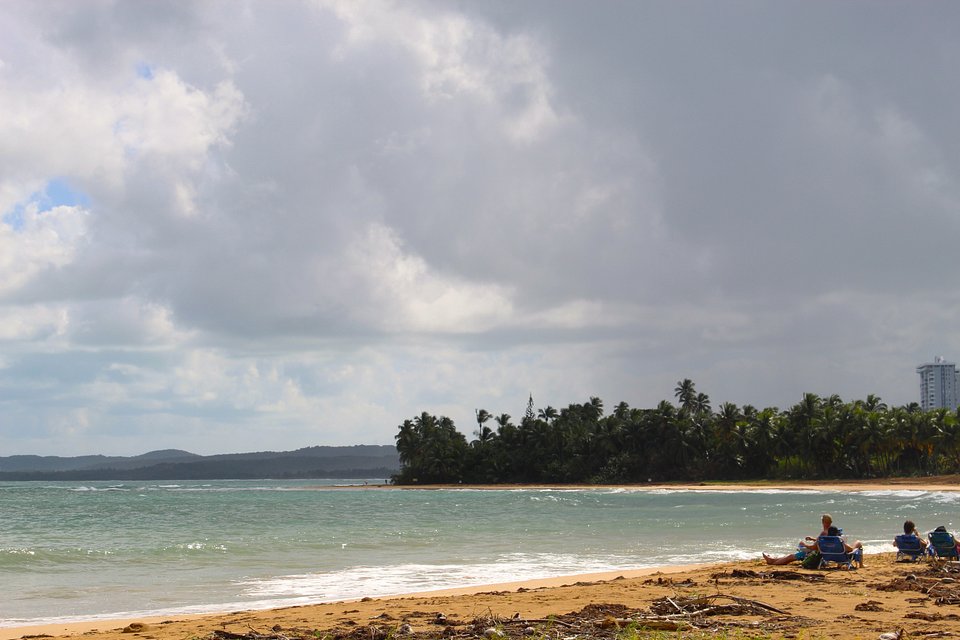 Luquillo: Donde el Bosque Tropical se Encuentra con la Riviera – Tu Campamento Base de Aventuras